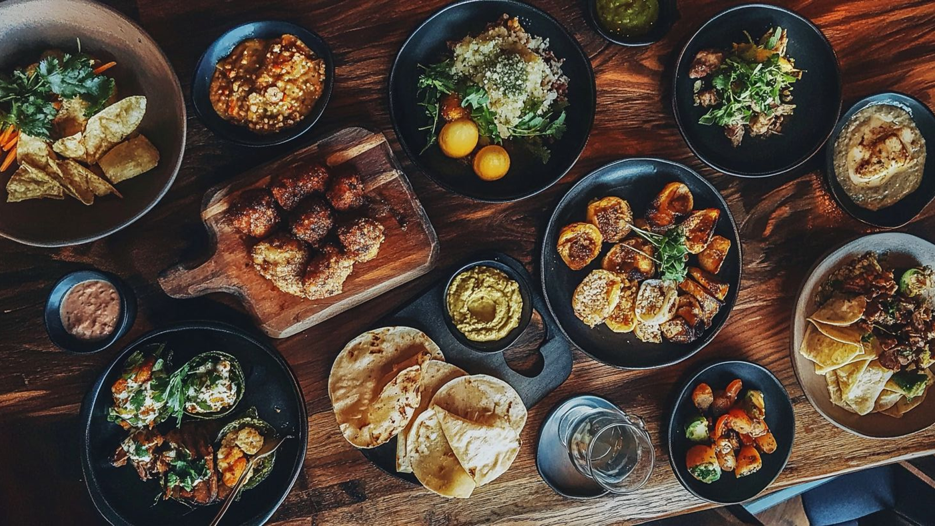 Une table qui propose une variété de mets délicieux